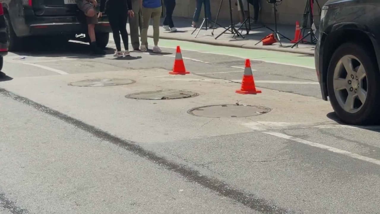 Mujer muere tras caer en una alcantarilla en Manhattan
