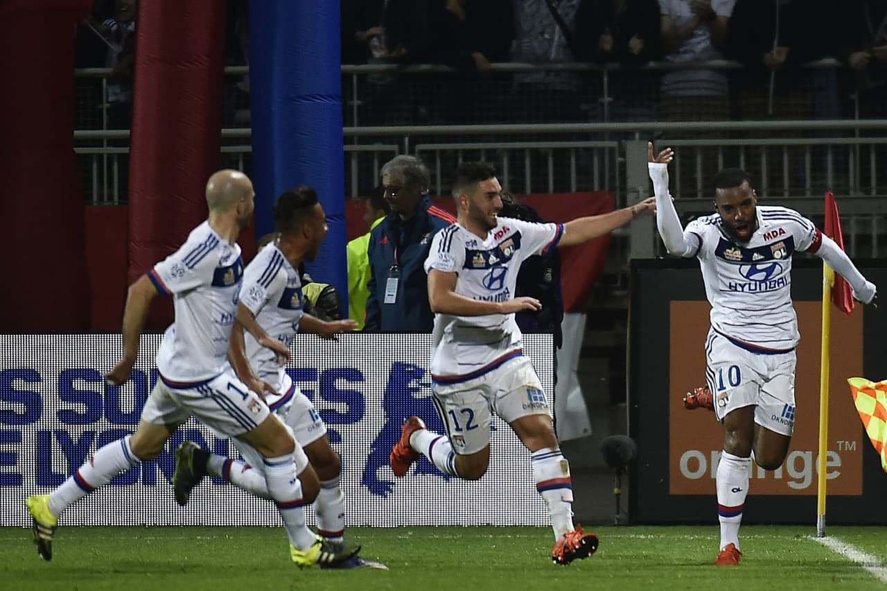 El Lyon se impuso en el derby al Saint Etienne con triplete de Lacazette