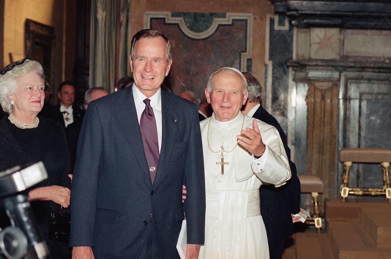 <b>Juan Pablo II y George W. Bush</b>
<br>
<br>La visita de George H.W. Bush al Vaticano en 1991. Luego de dos períodos como vicepresidente en la administración Reagan, el mandatario ya había tenido varios contactos cercanos con el pontífice.
<br>