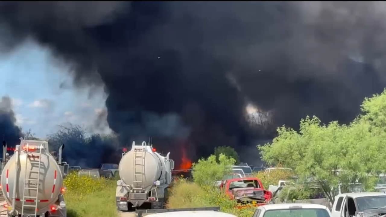 Una enorme columna de humo negro pudo observarse mientras los equipos de emergencia trabajaban para contener las llamas.