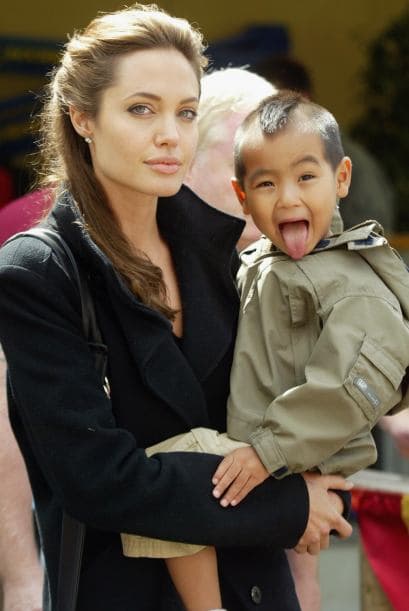 Jolie con Maddox en 2005. Mira cómo el pequeñito ya se divertía con las cámaras.