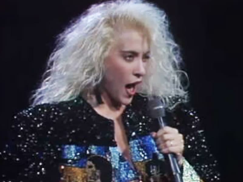 "La mente cuando baja la marea
<br>Por puro instinto de conservación
<br>Intenta cauterizar cada huella
<br>Que deja atrás el paso del amor
<br>(La mente cuando baja la marea)
<br>(Mostrando la estructura del dolor)
<br>(Activa un mecanismo de defensa)
<br>Para que no se ahogue el corazón"
<br>
<br>Yuri lanzó este tema en 1987. Pertenece a su exitoso álbum 'Aire', del cual se desprende el famoso sencillo '¿Qué te pasa?'.