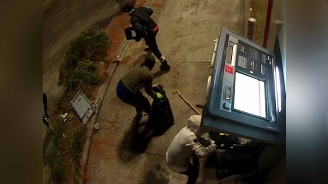 Los sospechosos tienen entre 17 a 23 años, tres de ellos afroamericanos y un hispano. Tenían cubierto el rostro con máscaras, y se llevaron una cantidad aún no determinada de dinero.