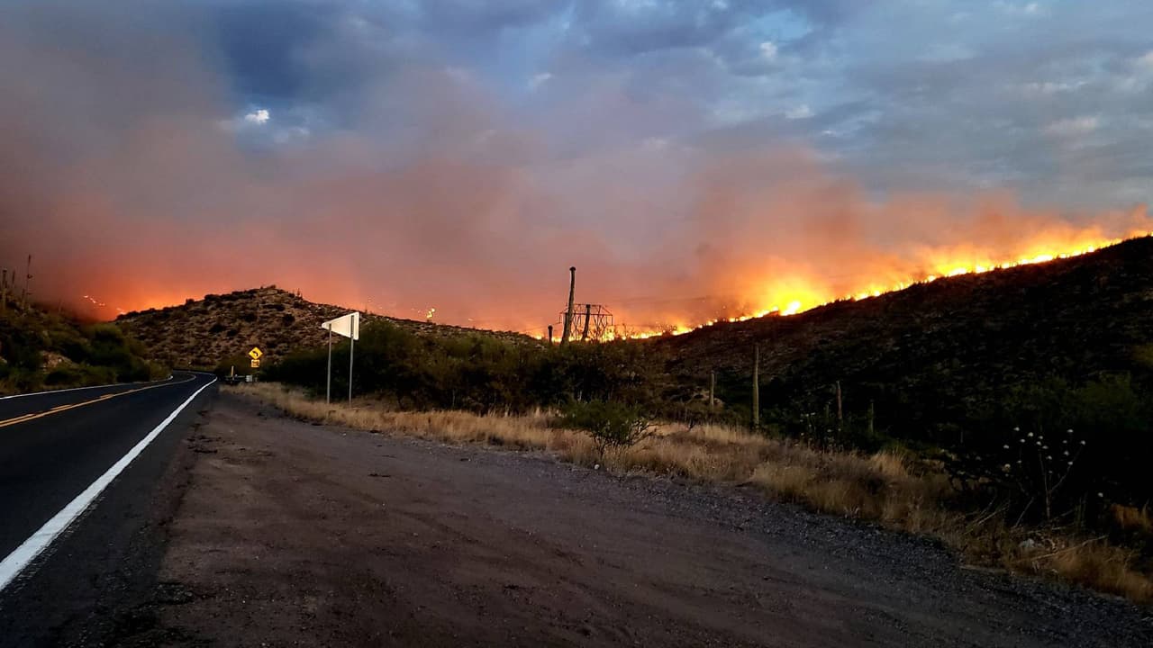 Alertas y evacuaciones por los incendios Telegraph y Mescal que azotan al este de Arizona