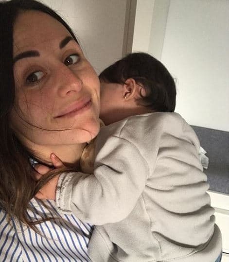 "Muchas veces así con ojeras, despeinada y cansada, pero llena de amor y felicidad por tenerte en mis brazos. Ser tú mamá es lo mejor de mi vida [...]", escribió la actriz de 29 años, junto a esta postal para 
<b><a href="https://www.univision.com/programas/super-momentos-de-novela/feliz-dia-mamacita-el-tierno-mensaje-a-zuria-vega-de-su-esposo-por-el-dia-de-la-madre-fotos">felicitar a todas las madres en su día</a></b>.