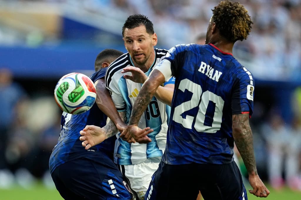 Lionel Messi se abre paso entre dos jugadores de Cabo Verde.