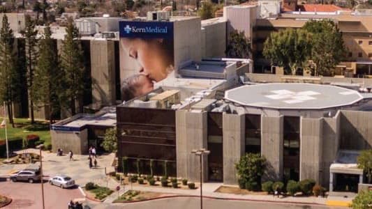 Policía dispersa muchedumbre violenta en el hospital Kern Medical en Bakersfield