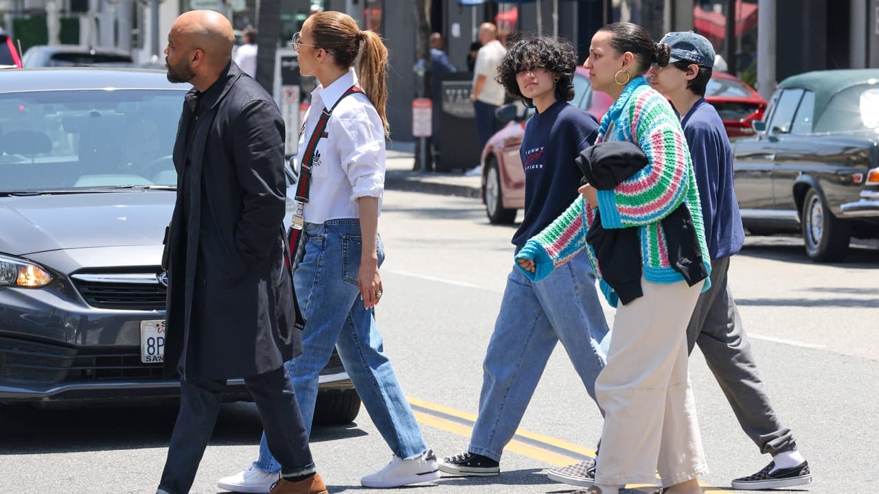 JLo pareció disfrutar la salida que tuvo con sus mellizos por Beverly Hills.