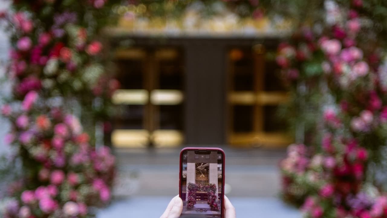 Quienes llegaron en pareja pudieron jurarse amor debajo del arco y, aquellos que ya están casados o comprometidos, r
<b>enovaron sus votos debajo del Flower Flash.</b>