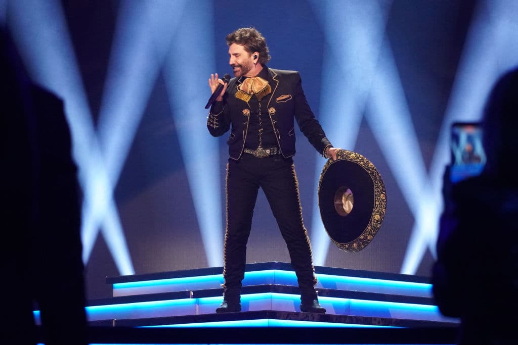 “A mí ya me tocó. Estaba trayendo la camioneta para entrar a la arena y de repente agarré uno de los conos. Había una patrulla y no estaba el oficial, agarramos el cono para entrar a la arena…", dijo el cantante.
<br>