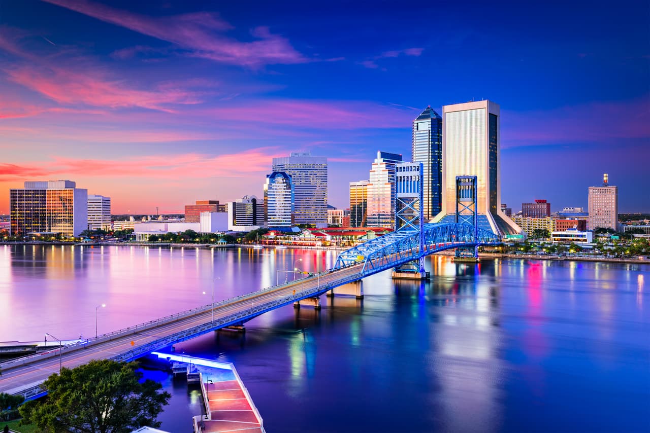 <b>Puesto 17: Jacksonville, Florida</b>
<br>
<br>Puntaje total: 60.63 
<br>
<br>Entorno empresarial: puesto 26.
<br>
<br>Acceso a recursos: puesto 79.
<br>
<br>Costos empresariales: puesto 9.
<br>
<br>Para calcular los ‘costos empresariales’, el estudio indagó la disponibilidad de espacios de oficina, el costo de la mano de obra y los impuestos corporativos en cada ciudad.
<br>
