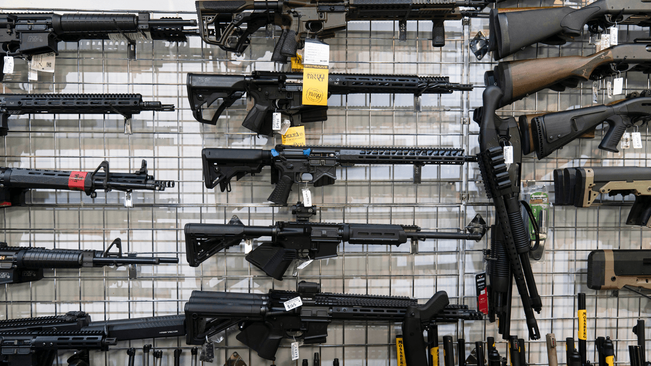 <h2 class="cms-H2-H2">Armas de fuego</h2>
<br>Necesitas forzosamente un permiso de la Dirección General de Registro Federal de Armas de Fuego y Control de Explosivos.
<br>
<br>Si llevas armas que no son de uso militar, te pueden dar de tres a 10 años de prisión, según el Sistema de Administración Tributaria mexicano. En cambio, si son armas de uso exclusivo de las fuerzas armadas, puedes enfrentar de cinco a 30 años de prisión.