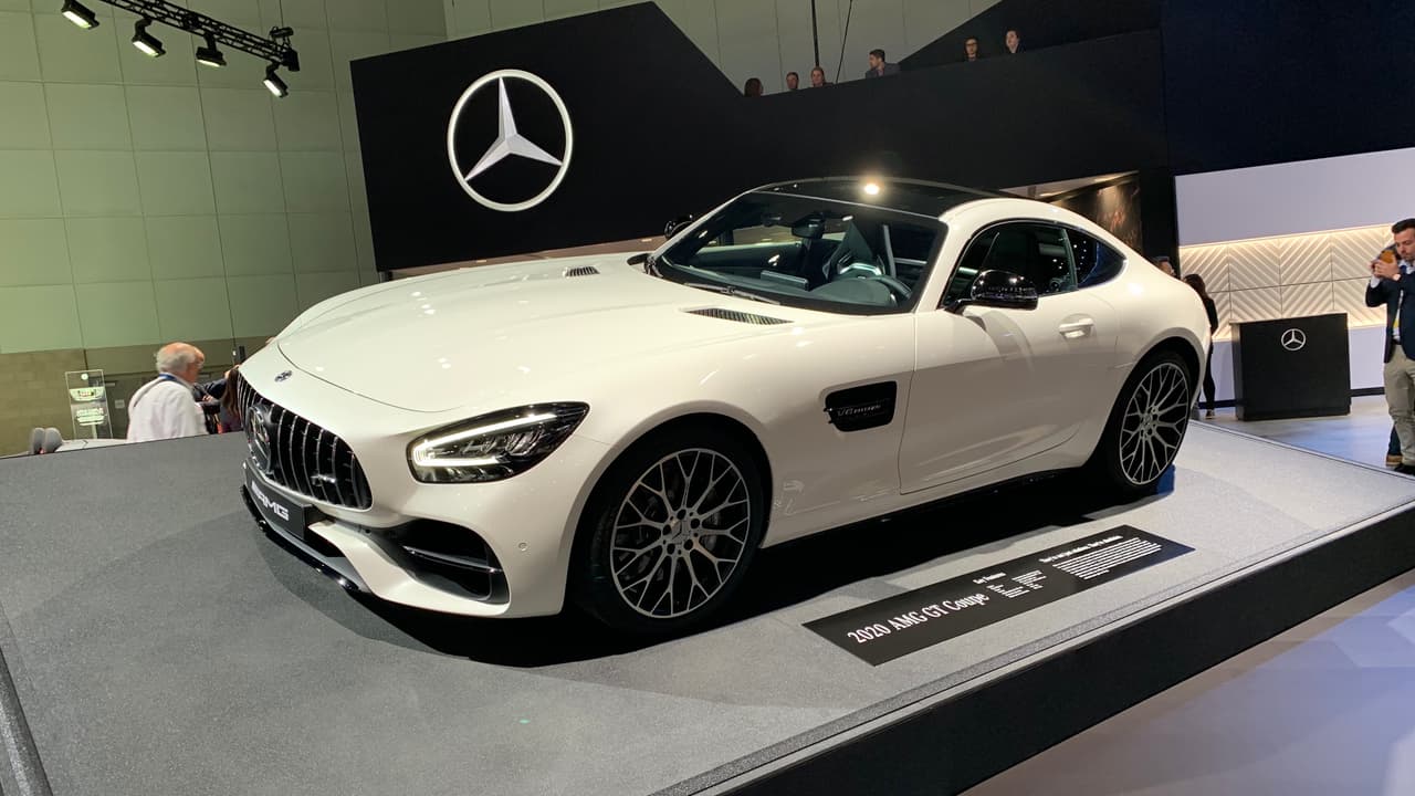 <h3 class="cms-h3-H3">Mercedes-AMG GT</h3>
<br>¿Quién hubiese creído que ya era hora de remodelar por segunda vez, a la línea de súper deportivos Mercedes-AMG GT? Para 2020 los GT Coupé y Roadster en todas su versiones ganan mejoras estéticas tanto en sus carrocerías como en su cabina que muestra una nueva consola central, mejoras en su comportamiento dinámico y mejoras tecnológicas. Los motores sin embargo se mantienen inalterados.