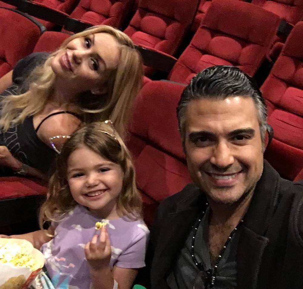 Mientras que la pequeña Elena a sus casi 6 años de edad tiene vueltos locos de amor a sus papás, pues como toda niña su mundo es todo un cuento de hadas, en donde los reyes de su corazón son
<b><a href="http://www.univision.com/temas/jaime-camil">Jaime</a></b> y Heidi.