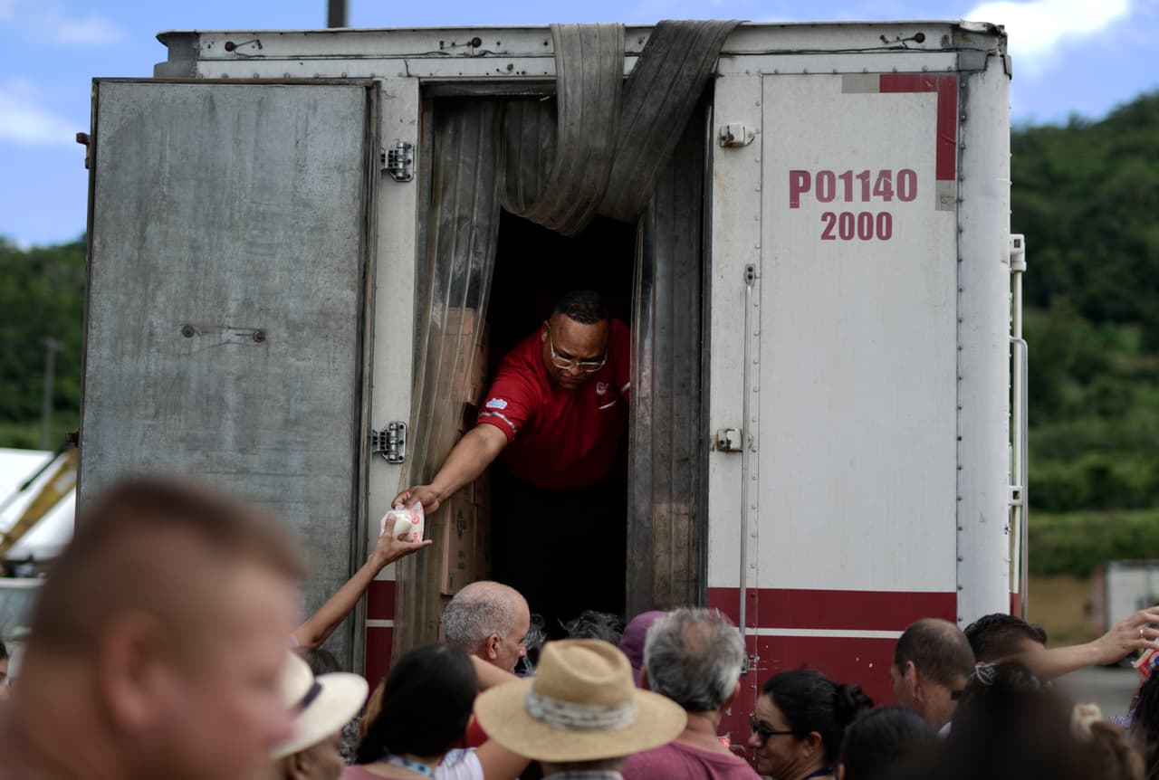 Escándalo por ayuda sin entregar tras el huracán María y sismos: echan a más funcionarios mientras Puerto Rico enfurece

