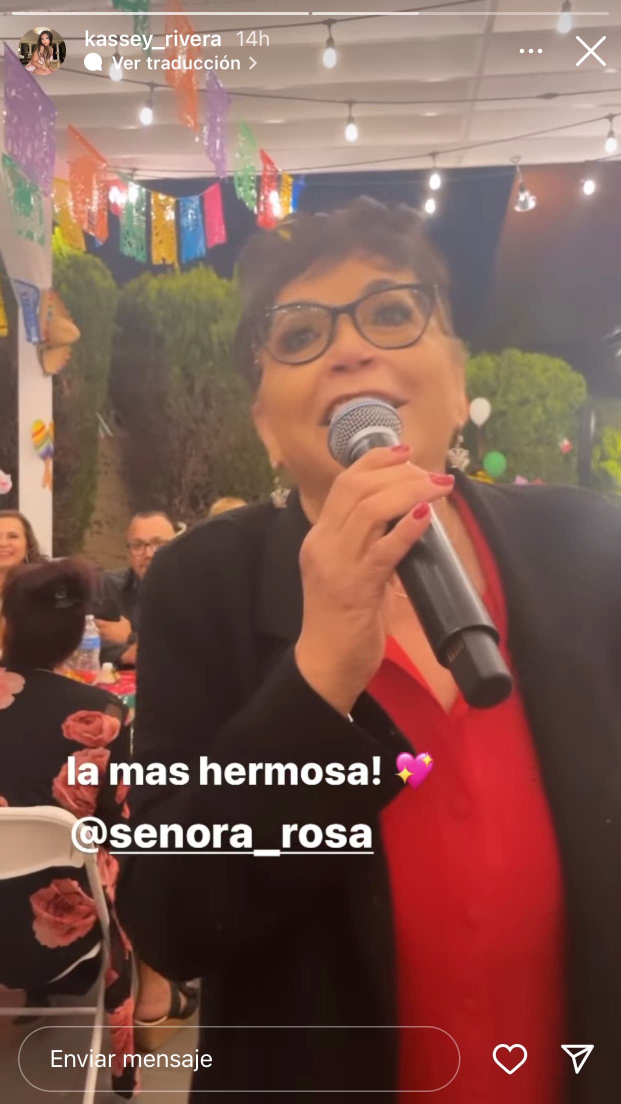 Y se le vio muy animada demostrando sus dotes con el canto.
<br>