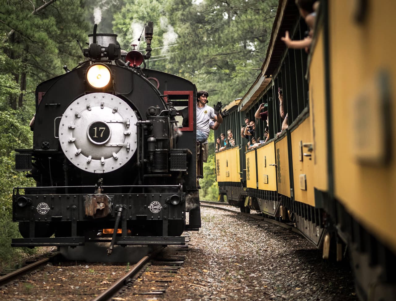 <b><a href="https://www.triangletrain.com/">New Hope Valley Railway</a></b>. New Hope Valley Railway, con sede en New Hill, alberga viajes en tren de Carolina del Norte en vías construidas originalmente por New Hope Valley Railroad.
<br>
<br>
<b><a href="https://goo.gl/maps/i9XLXHDuu8vFUNTN8">Cómo llegar</a></b>
