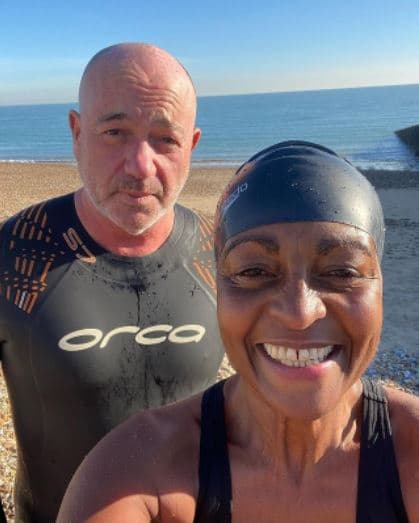 Adjoa Andoh está casada con Howard Cunnell.