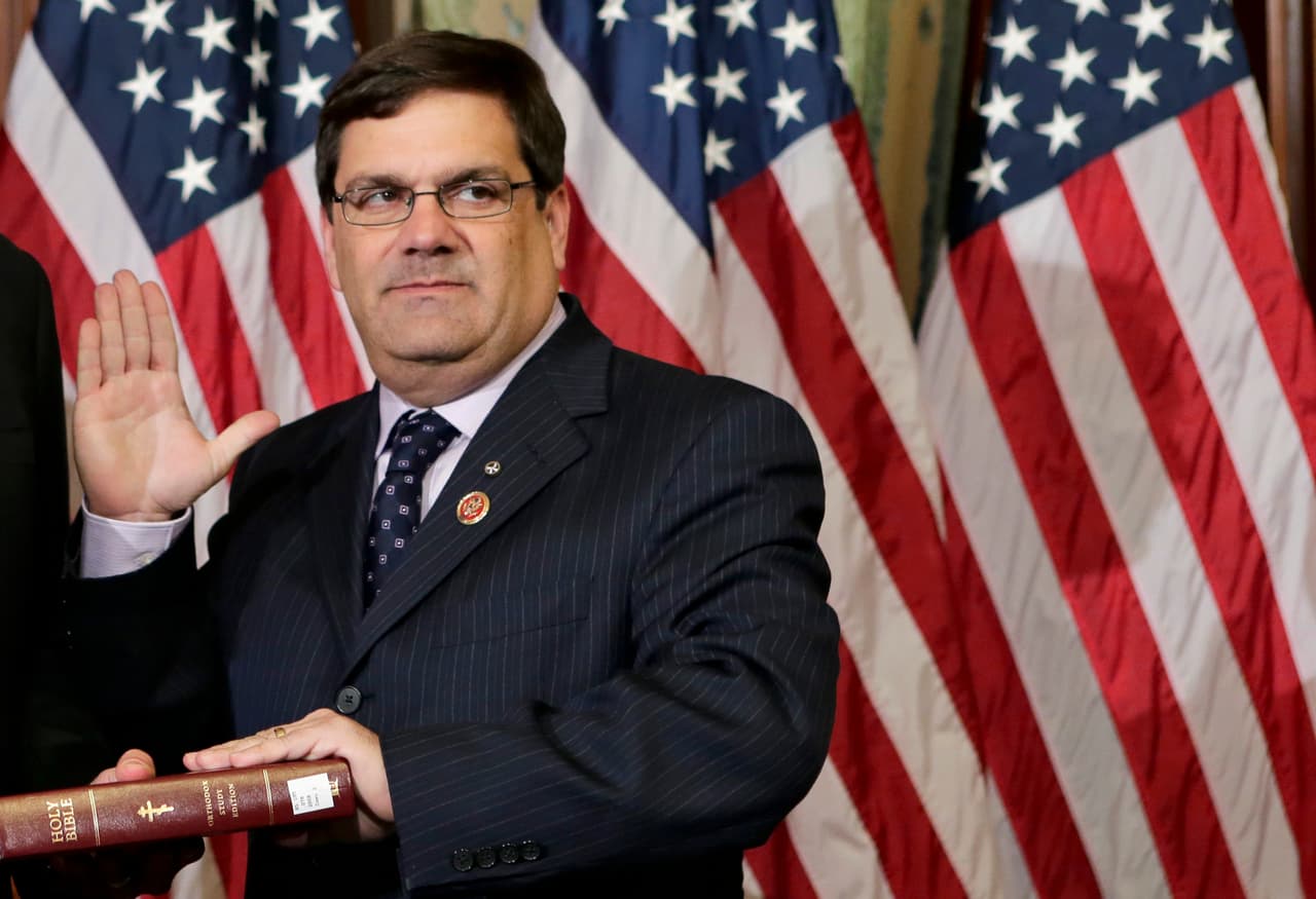 <b>Gus Bilirakis</b>. Recibió
<b> 2,000 dólares</b> de la NRA: $1,0000 el 02/03/2016 y otros $1,000 el 03/16/2016.