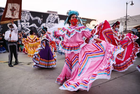 Este año, la fiesta con bailarines, caravana de altares y catrinas andantes se realizó en persona. Retomando la tradición, luego de una celebración virtual en 2020, debido al
<a href="https://www.univision.com/temas/coronavirus">coronavirus</a>.