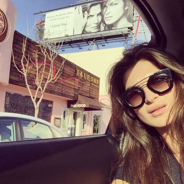 Cuando la pareja cumplió su primer año juntas, Montserrat Oliver sorprendió a Yaya Kosikova con un espectacular en Sunset Boulevar donde se podía leer: "Porque sin importar que, te seguiría escogiendo. Te amo".