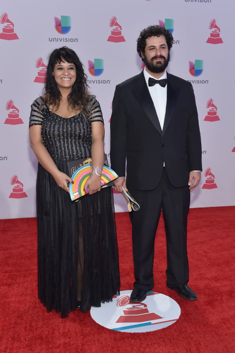 Falla: Tulipa Ruiz. Si bien es cierto que debes mantenerte fiel a tu esencia, la cantante Tulipa Ruiz llevó al extremo dicha expresión. Una peinadita y esmero en el maquillaje hubieran sido más adecuados para una ganadora del Latin Grammy.