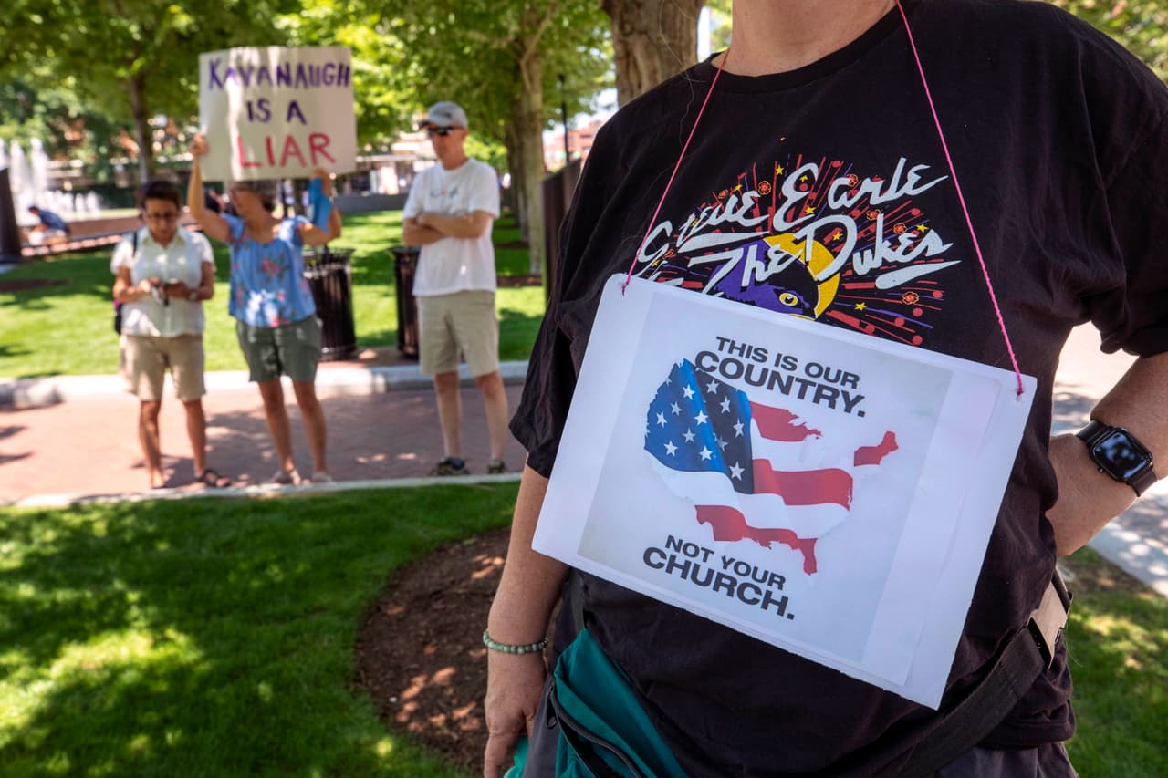 En Quincy, Massachusets: 
<b>"Este es nuestro país, no tu iglesia".</b>