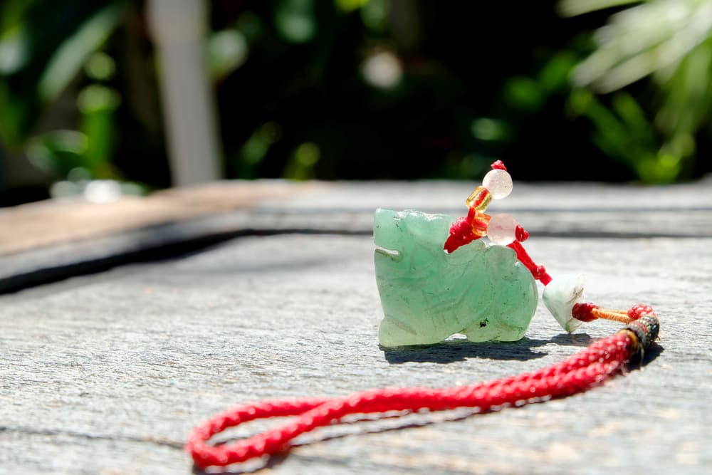 El verde y dorado o amarillo simbolizan la riqueza y prosperidad, por eso son tan populares, pero también encontrarás figuras en tonos azules, negros, rojos y otros tonos. Además, hasta en varios tamaños, como en este pequeño dije de ejemplo.