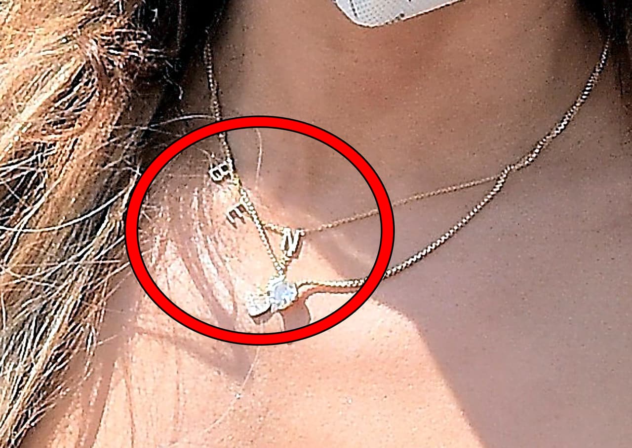 Ahí, el 26 de julio, se vio a JLo portar 
<b><a href="https://www.univision.com/famosos/jlo-ben-collar" target="_blank">un collar con el nombre de su novio. </a></b>
<br>