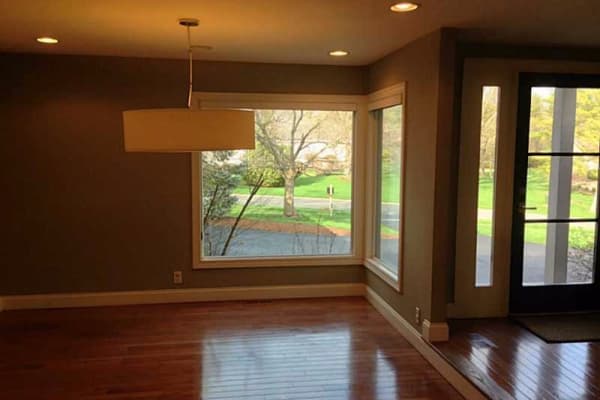 Es una luz preciosa la que entra por la fachada y los ventanales.