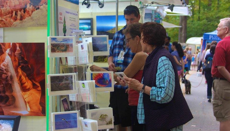 <b><a href="http://chastainparkartsfestival.com/">Chastain Park Spring Arts & Crafts Festival (14 y 15 de mayo)</a></b>: el Festival de las Artes de Chastain Park organizará su evento anual número 13 en Chastain Park a lo largo de Park Drive para aproximadamente 175 artistas y artesanos. Los visitantes disfrutarán de bellas artes y artesanías, un área para niños y un área de alimentos y bebidas locales, incluidos los camiones de comida gourmet. Músicos acústicos locales animarán el ambiente.