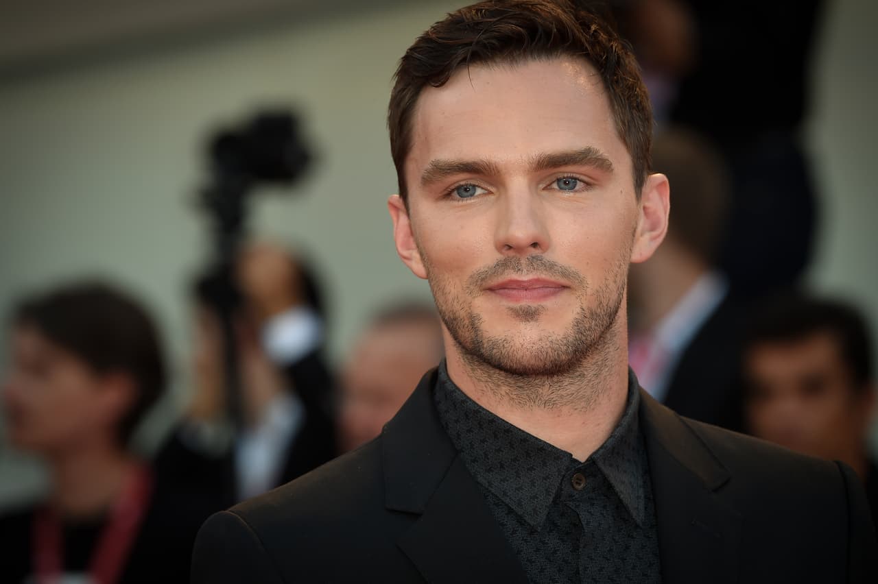 Después de ‘Skins’ el actor participó en grandes producciones. Interpretó a Hank McCoy /Beast en las películas de los X-Men ‘First Class’ (2011), ‘Days of Future Past’ (2014), ‘Apocalypse’ (2016) y ‘Dark Phoenix’ (2019).
<br>También actuó en 
<a href="https://vix.com/es-es/detail/video-4185453?utm_medium=internal_referral&utm_source=univision&utm_campaign=evergreen&utm_content=ed_entertainment&utm_term=slideshow" target="_blank">‘La Próxima Generación’ (vela gratis en ViX)</a>, ‘Clash of the Titans’ (2010), ‘Warm Bodies’ (2013), ‘Mad Max: Fury Road’ (2015), ‘The Favourite’ (2018), ‘Tolkien’ (2019), y las series ‘The Great’ (2020) y Crossing Swords (2021).