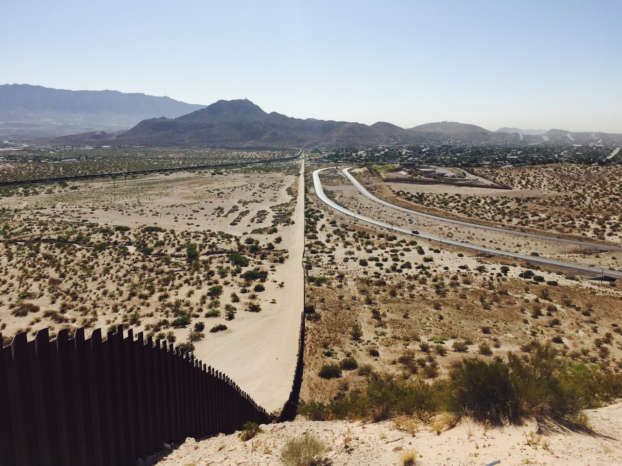 This part of the fence is in a residential area. On the left side of the fence is Sunland, New Mexico and El Paso, Texas. On the right side is the neighborhood of Anapra, in Ciudad Juárez, Mexico, one of the poorest in the area. Photo: Estephani Cano.