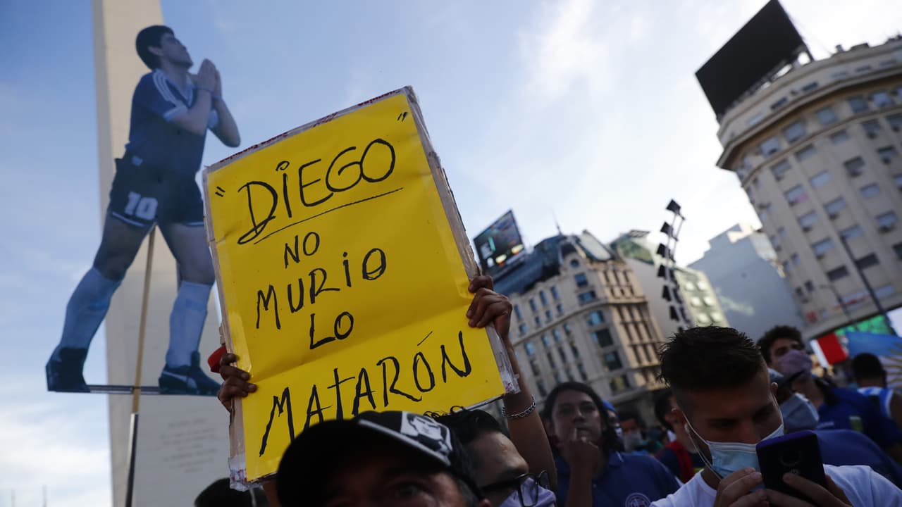 “No murió, lo mataron”, se grita en la marcha de Diego Maradona
