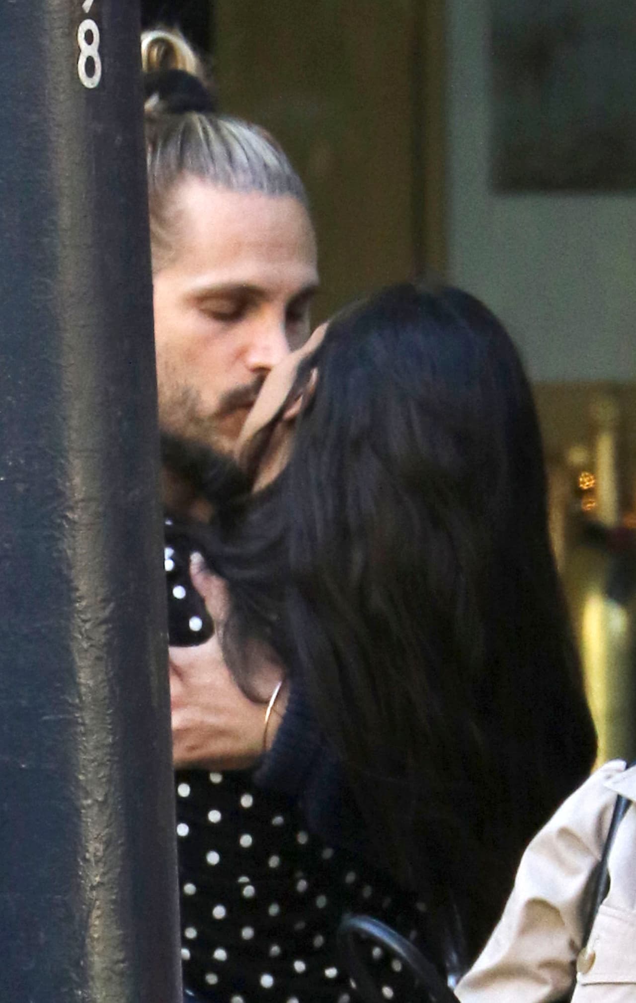 La pareja se la vive entre besos y besos,