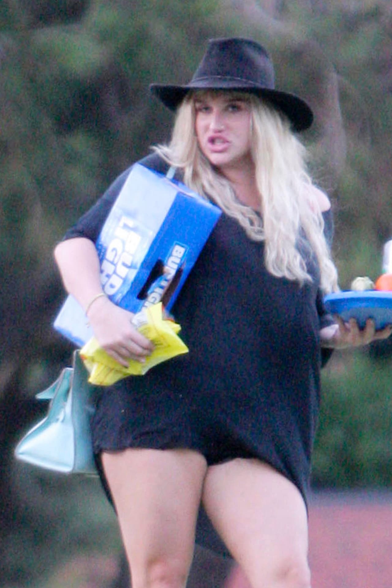 Esta vez no estuvo muy contenta de encontrarse con los paparazzi.