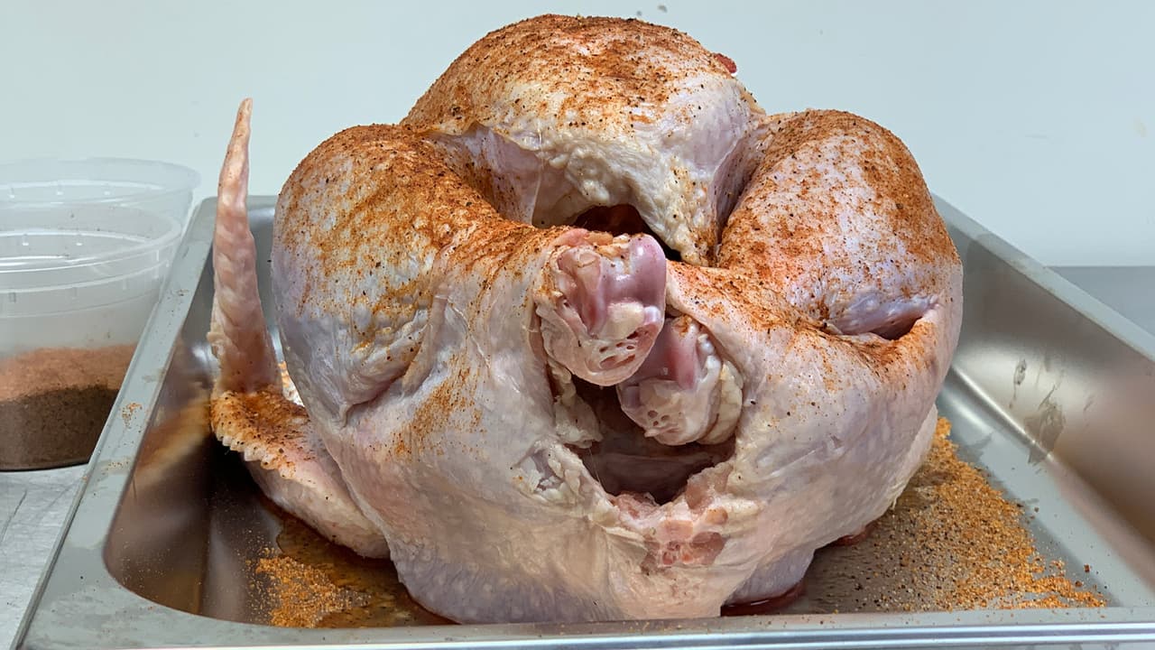 El pavo hay que descongelarlo en el refrigerador manteniéndolo en su envoltura original y en un recipiente para evitar que el jugo se derrame sobre otros alimentos.