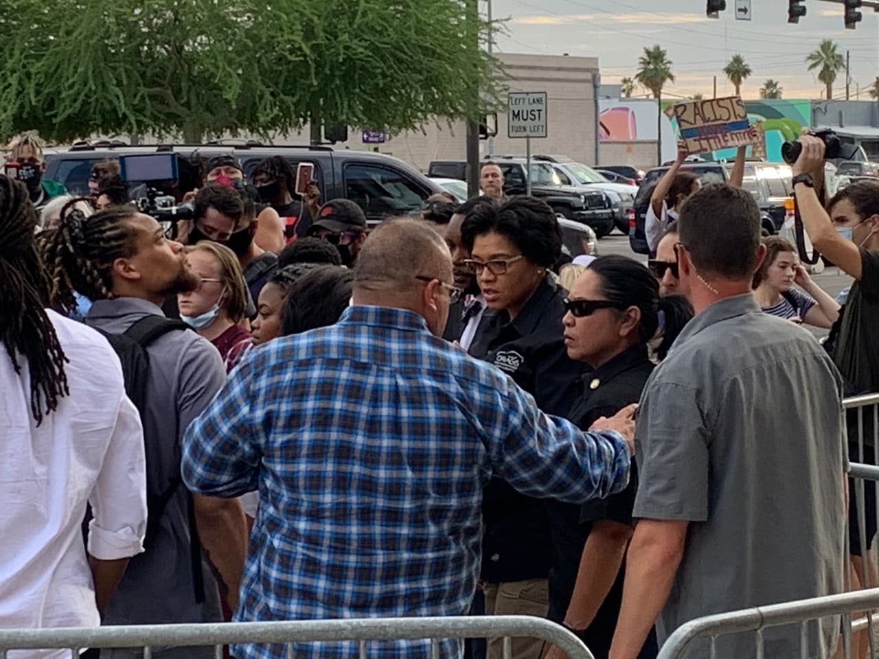 "Esta noche opté por caminar y hablar con los manifestantes pacíficos. Me invitaron a estar con ellos como parte de nuestras reuniones en curso para encontrar soluciones viables a sus preocupaciones genuinas. Estoy segura de que nuestra comunidad puede unirse y ser más fuerte", dijo Jeri Williams, Jefe de la Policía de Phoenix.