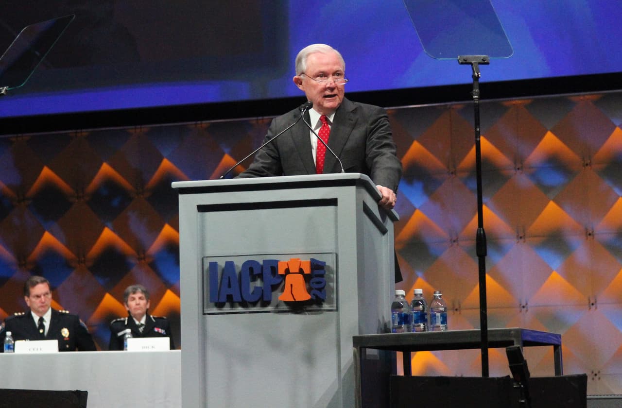 Sessions dice que dedicará a la fuerza federal antidrogas a combatir a los pandilleros de la MS-13