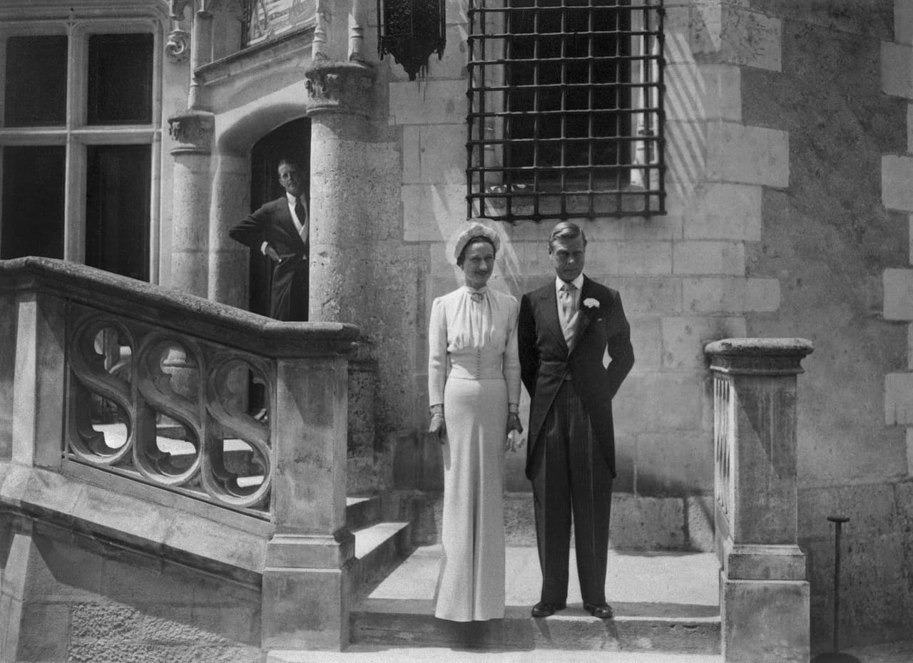 Eduard, el Duque de Windsor abdicó al trono de Inglaterra solo para poderse casar con su mujer Walli Simpson. Para uno de los matrimonios más controversiales de la historia un vestido controversial. Para la boda celebrada en 1937 Walli llevó un traje desprovisto de pompa y de cortes simples diseñado por Mainbocher.