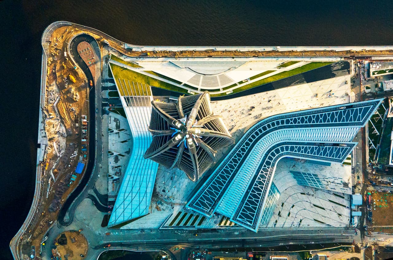 Una vista cenital del Lakhta Center. Su forma se asemeja al logo de la compañía Gazprom, el productor de gas natural que ha instalado su nueva sede en esta construcción.