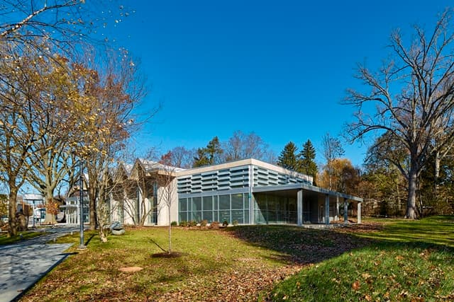 <b>Lovett Memorial Library</b>
<br>6945 Germantown Avenue
<br>Philadelphia, PA 19119-2189
<br>215-685-2095
<br>
<br>En 1887, Charlotte Lovett Bostwick construyó y dotó la biblioteca en memoria de su hermano, Thomas R. Lovett. Esta parte ahora sirve como sala de reuniones. 
<a href="https://libwww.freelibrary.org/locations/lovett-memorial-library" target="_blank">Lovett Library</a> se convirtió en una sucursal de Free Library of Philadelphia en 1924. Se abrió una nueva adición en 1961 y en 1982 comenzó Friends of Lovett Library. La biblioteca fue renovada en 1999. En 2004, se dedicó el Lovett Memorial Reading Garden.
<br>