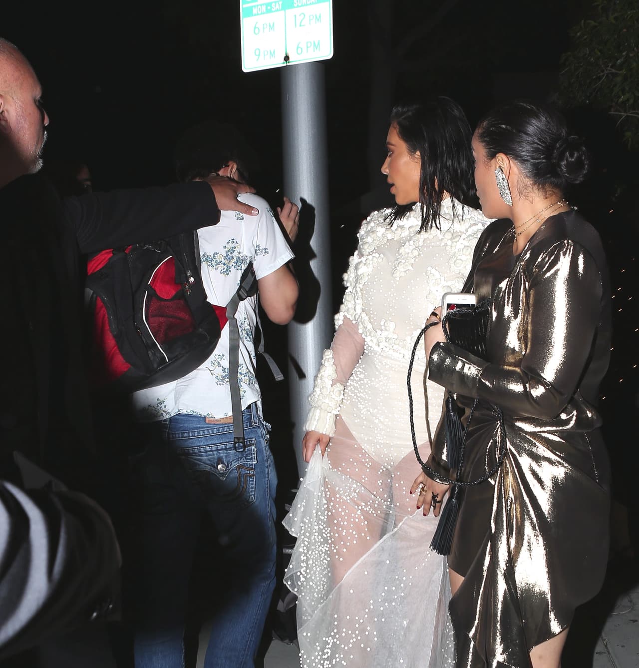 Y es cierto. Desde este ángulo se ve que la celebridad logró esquivar al hombre. Aquí se puede ver el parquímetro del que habla Kim Kardashian.