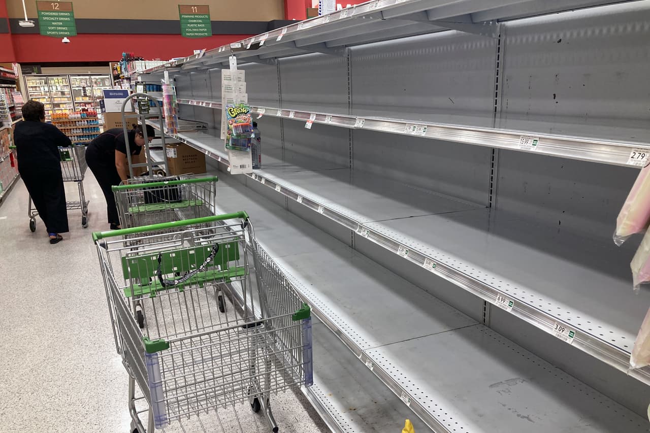 Estantes vacíos en un supermercado de Orlando, Florida, este lunes.