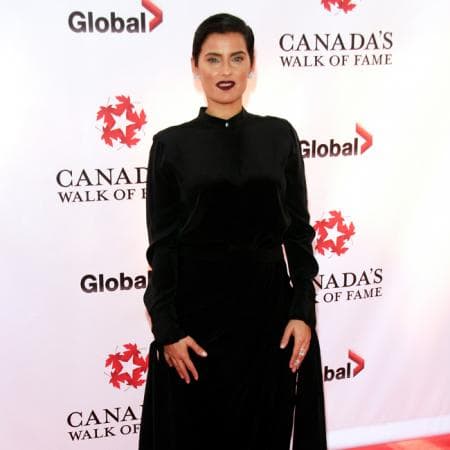 La cantante canadiense lo aprendió para poder cantar en este idioma, y gracias a ello ha tenido varios éxitos como 'Manos al Aire'.