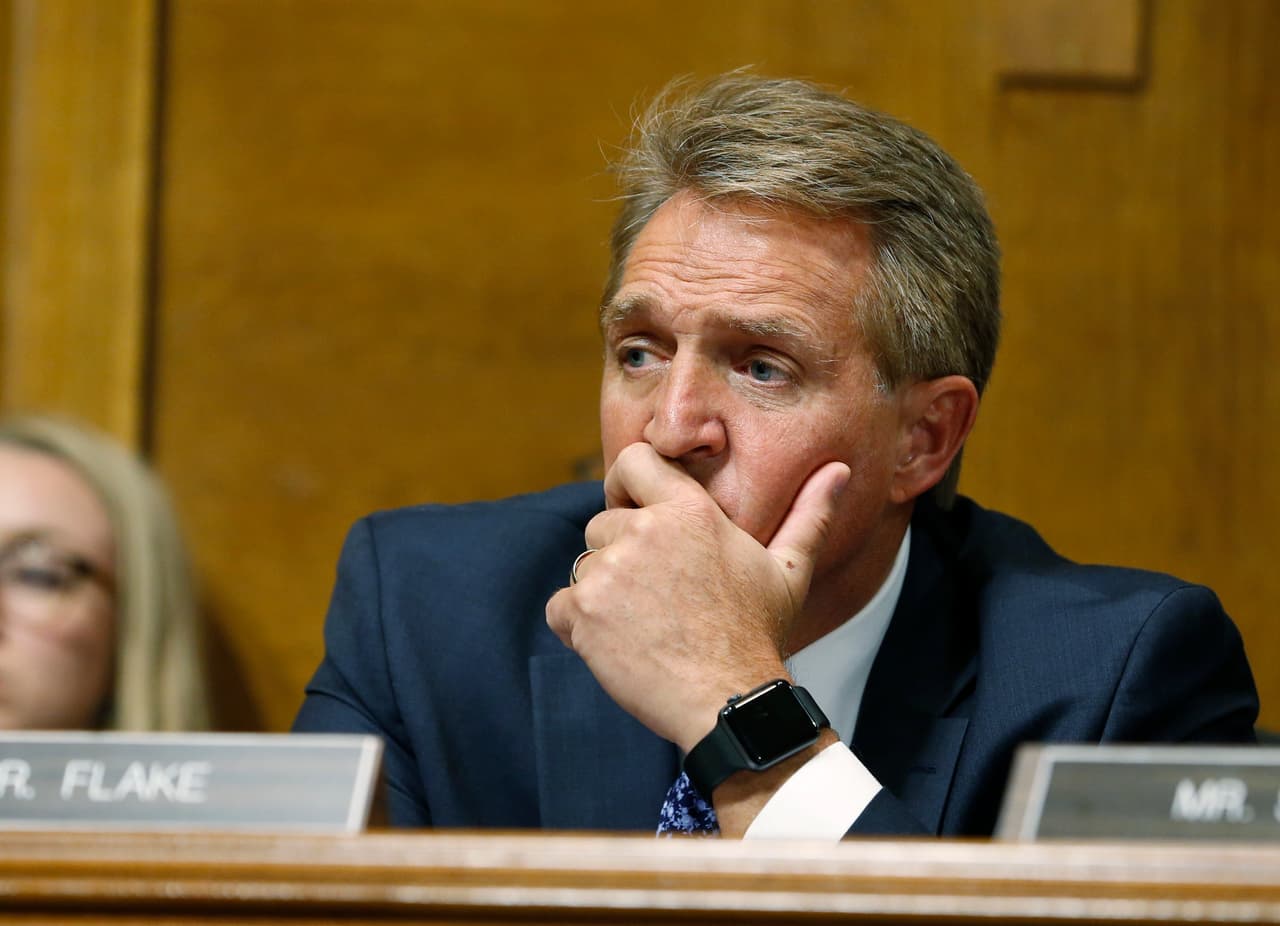 Jeff Flake, republicano por Arizona, escuchó atento e impresionado el testimonio de Ford. Esta semana había criticado al presidente Trump por dudar sobre las acusaciones contra Kavanaugh.