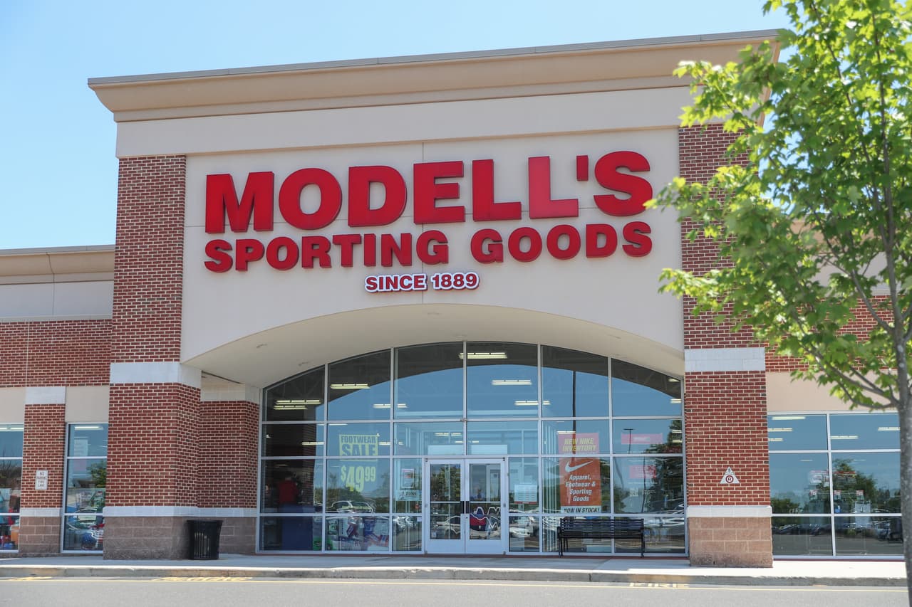<b>Puesto 17. Modell's</b>.
<br>
<br>Locales cerrados: 100 (más).
<br>
<br>Marca afectada: Modell’s.
<br>
<br>Esta tienda de artículos deportivos es propiedad de una familia y ha operado durante más de un siglo. Solicitó protección por bancarrota en marzo de 2020. En su apogeo, Modell's tenía más de 150 locales.
<br>
