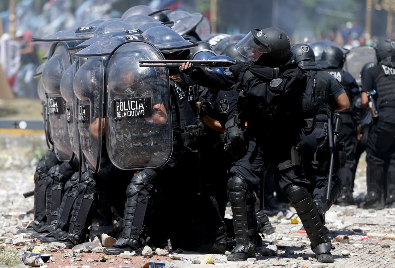 La cifra total de heridos por los incidentes de la jornada ascendió a 149 luego de que la oficina de prensa de la policía reportó 97 agentes heridos con distintos traumatismos.