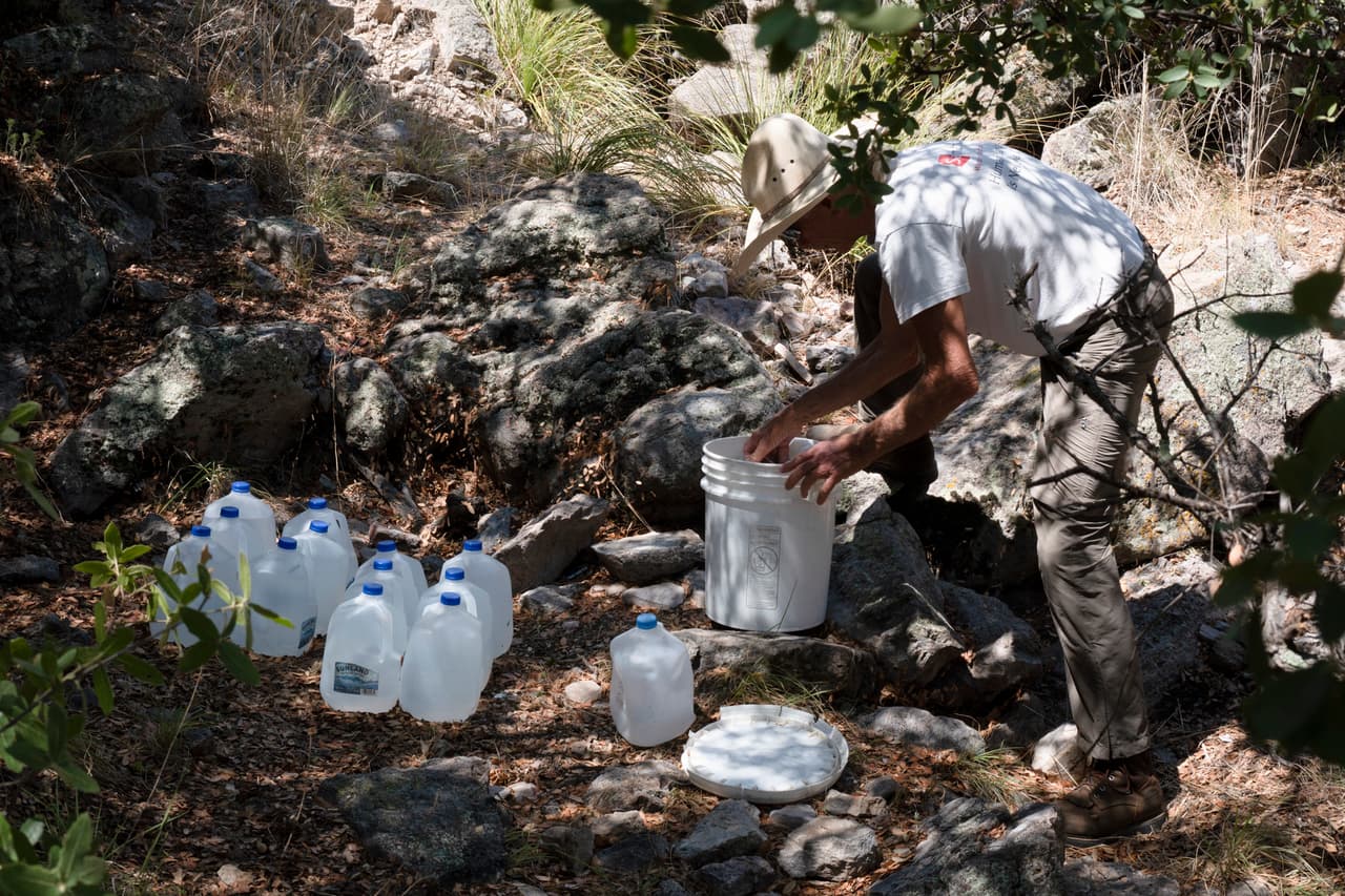 Cientos de botellas de agua son puestas a la sombra por los voluntarios de 
<a href="https://www.gvs-samaritans.org/" target="_blank">Los Samaritanos de Green Valley-Sahuarita.</a>