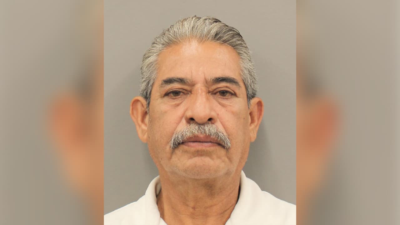 Moreno dijo a la policía que alguien había roto una ventana para entrar en su casa unos días antes y que había dejado una caja grande con mal olor.